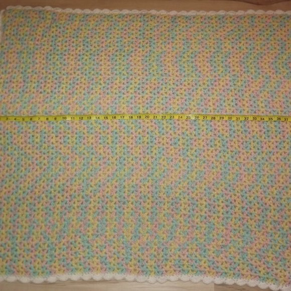 Hand crafted knitted baby blanket soft pink, blue and yellow - Picture 4 of 6